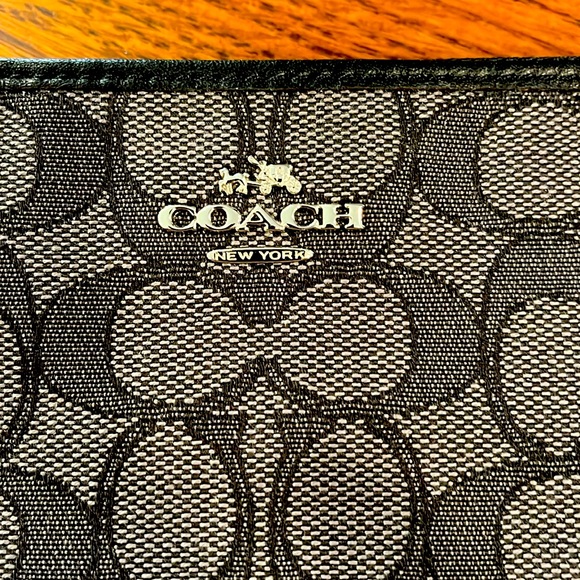 🖤🩶Coach Black and Gray Signature Wristlet🩶🖤 new with tags - Picture 3 of 5